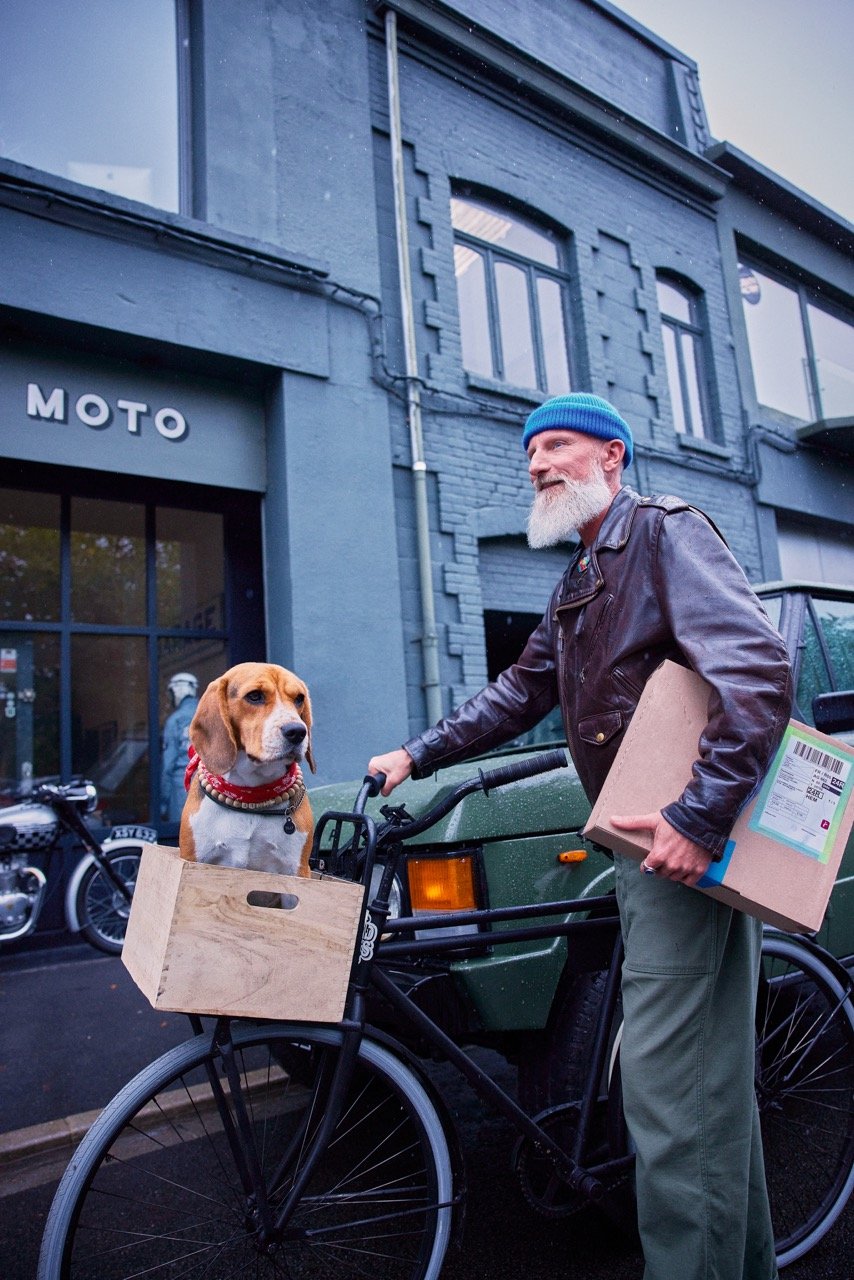 Un univers visuel pensé de zéro, qui n’existait pas auparavant, avec des scènes de vie ancrées dans le quotidien des professionnels : boutiques, commerçants, livraison, préparation de colis, etc.