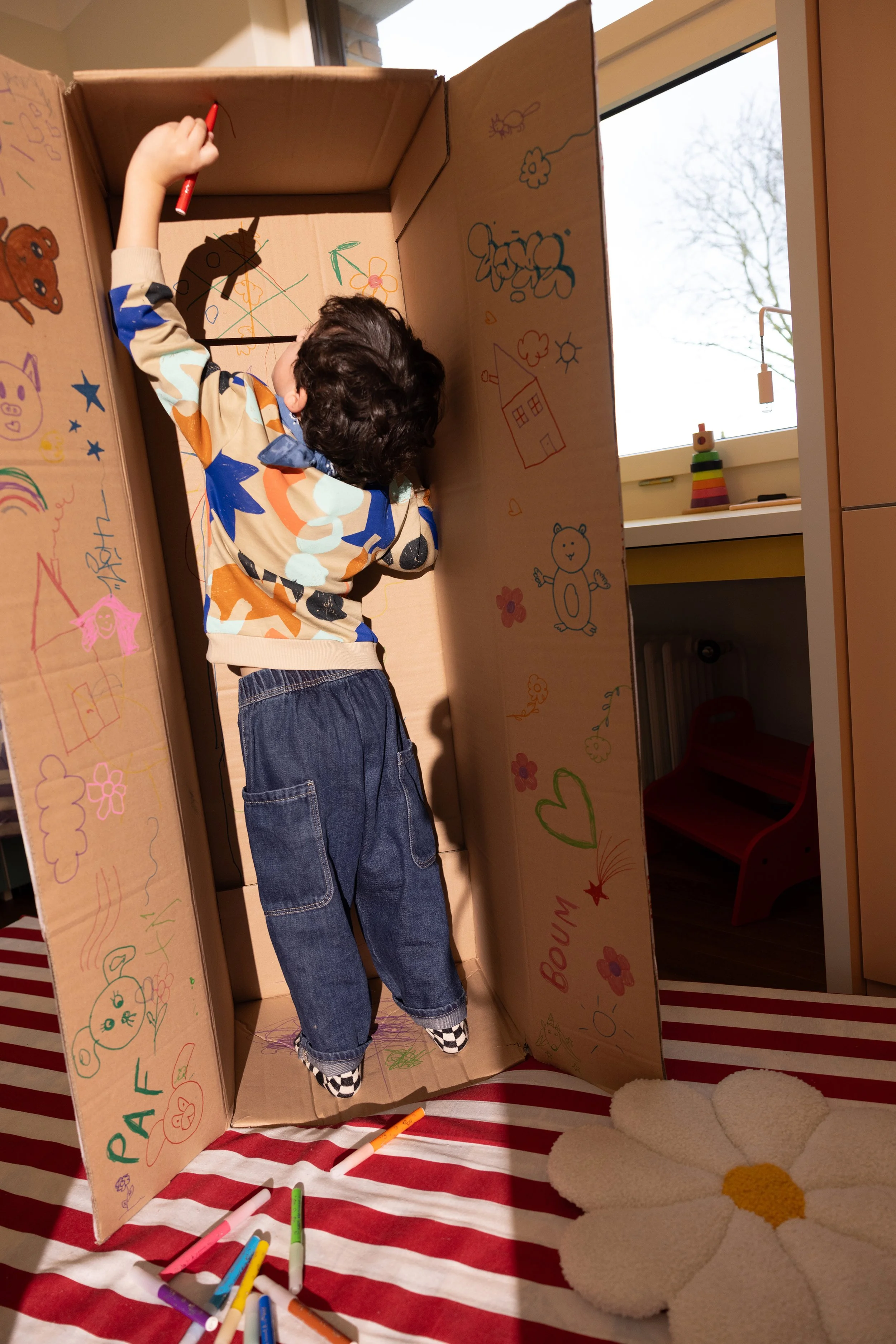Conception d’une campagne photo colorée et vivante pour incarner la marque à travers des scènes du quotidien : Lockers, Points Relais, moments en famille…