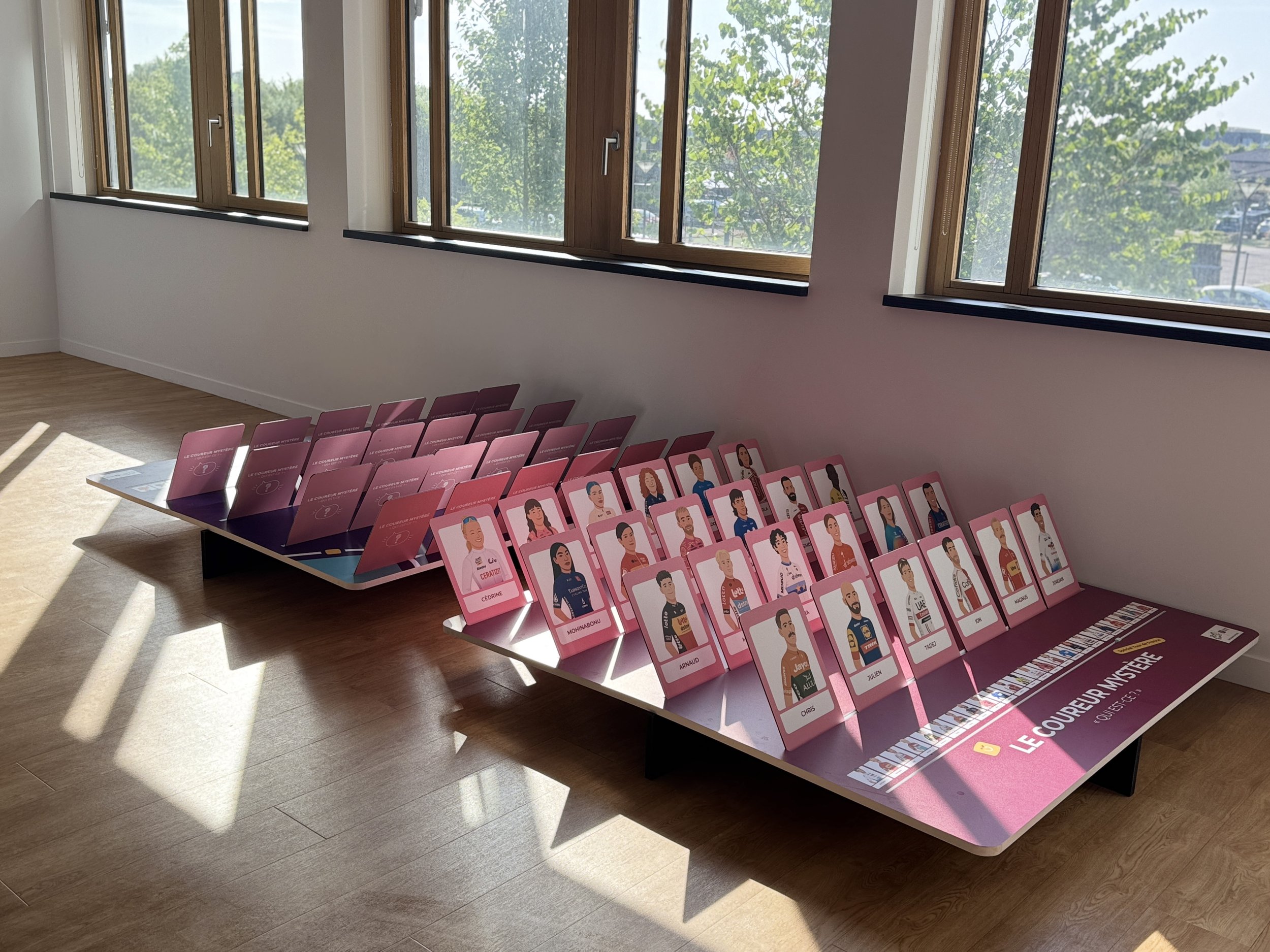 Développement de jeux sur-mesure pour les collaborateurs du siège comme le  Qui est-ce ?  géant.