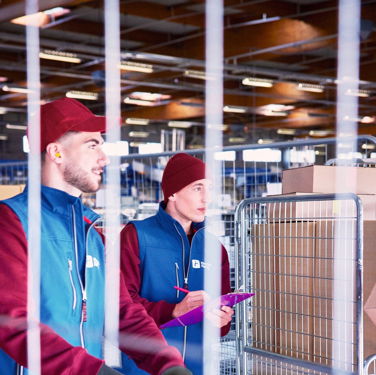 Ce shooting s’inscrit dans la continuité de la DA lifestyle développée pour le grand public, en conservant ses codes (couleurs, énergie), tout en adaptant le ton à une cible professionnelle.