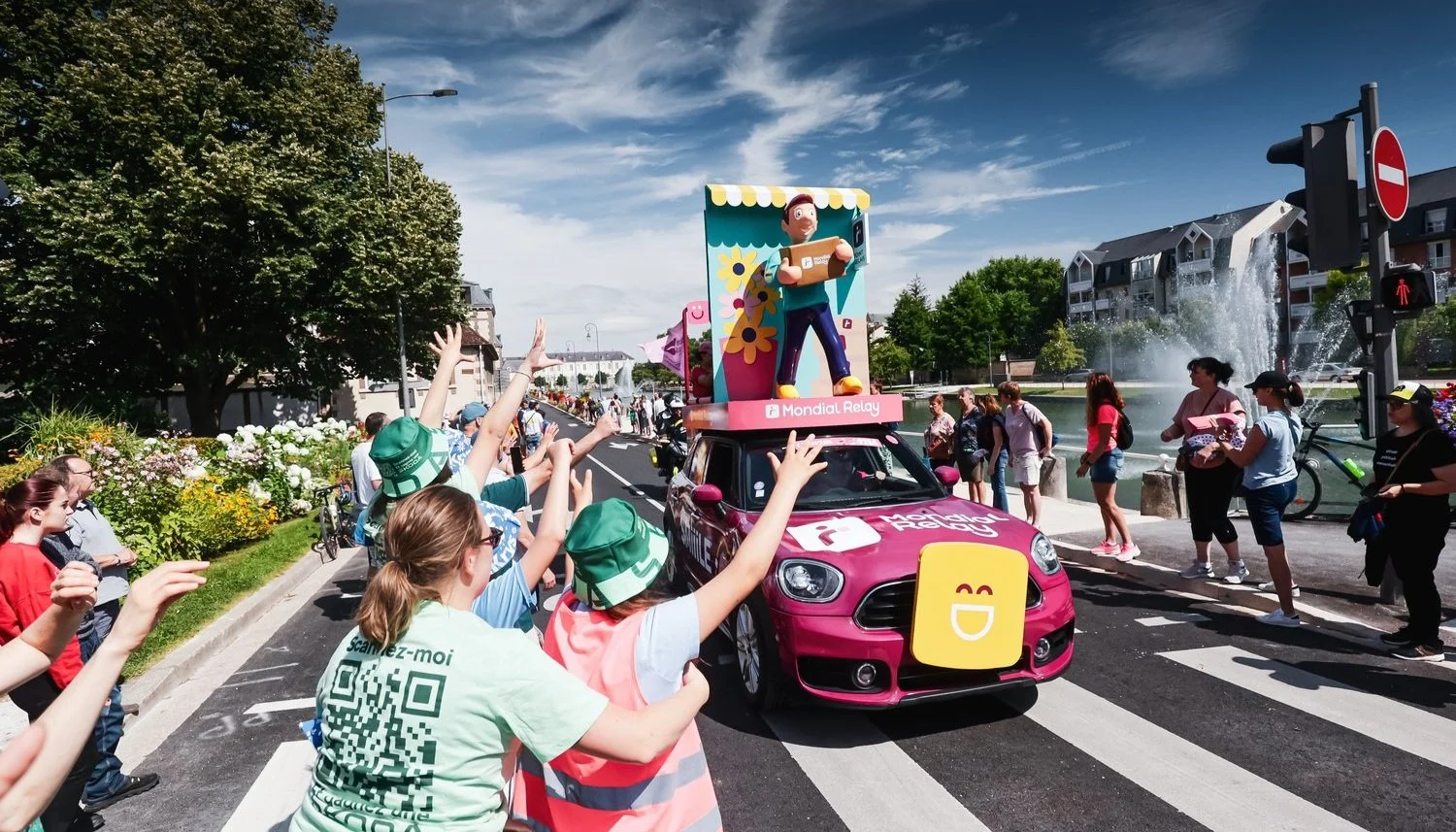 Chaque année, entre 10 et 12 millions de spectateurs assistent au passage de la caravane publicitaire , faisant de ce dispositif un levier de grande visibilité.