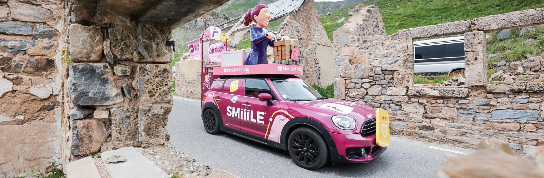 Design des caravanes, tenues des caravaniers, goodies, flocage des lockers, mobilier, événementialisation du siège, présence sur le fan park, FOOH, réseaux sociaux et communiqué de presse.