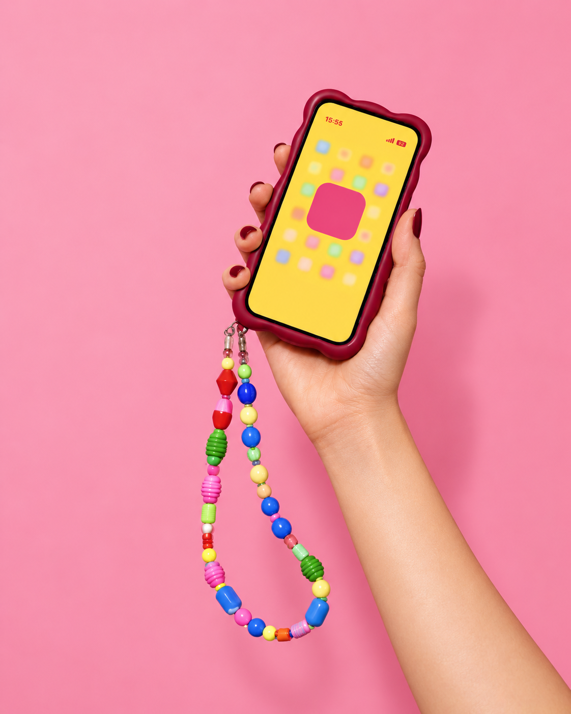 Piste 4 : téléphone coloré et bracelet en perles, cadrage plus large.